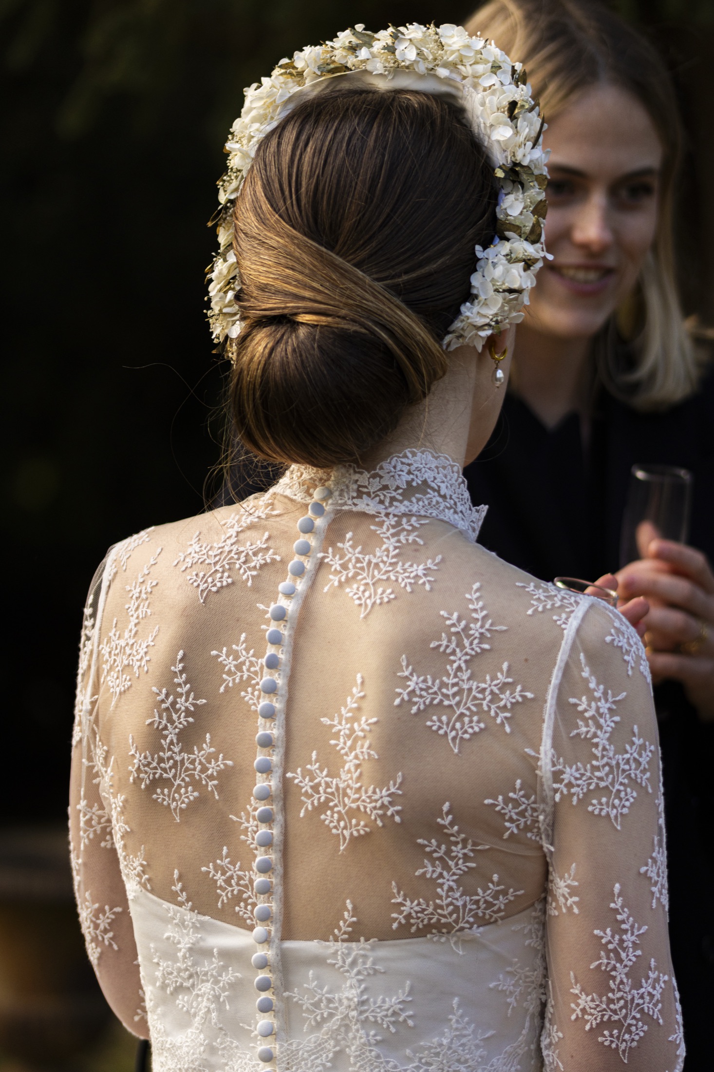 Dos de la robe en dentelle et couronne de fleurs