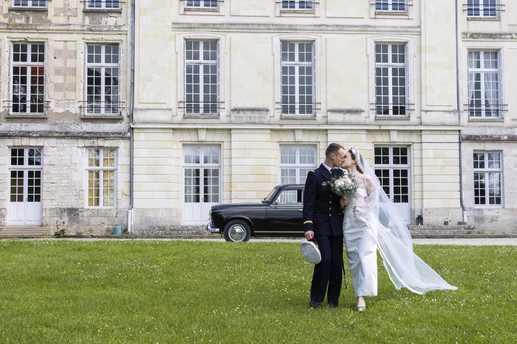 Baiser des mariés sur la pelouse du château