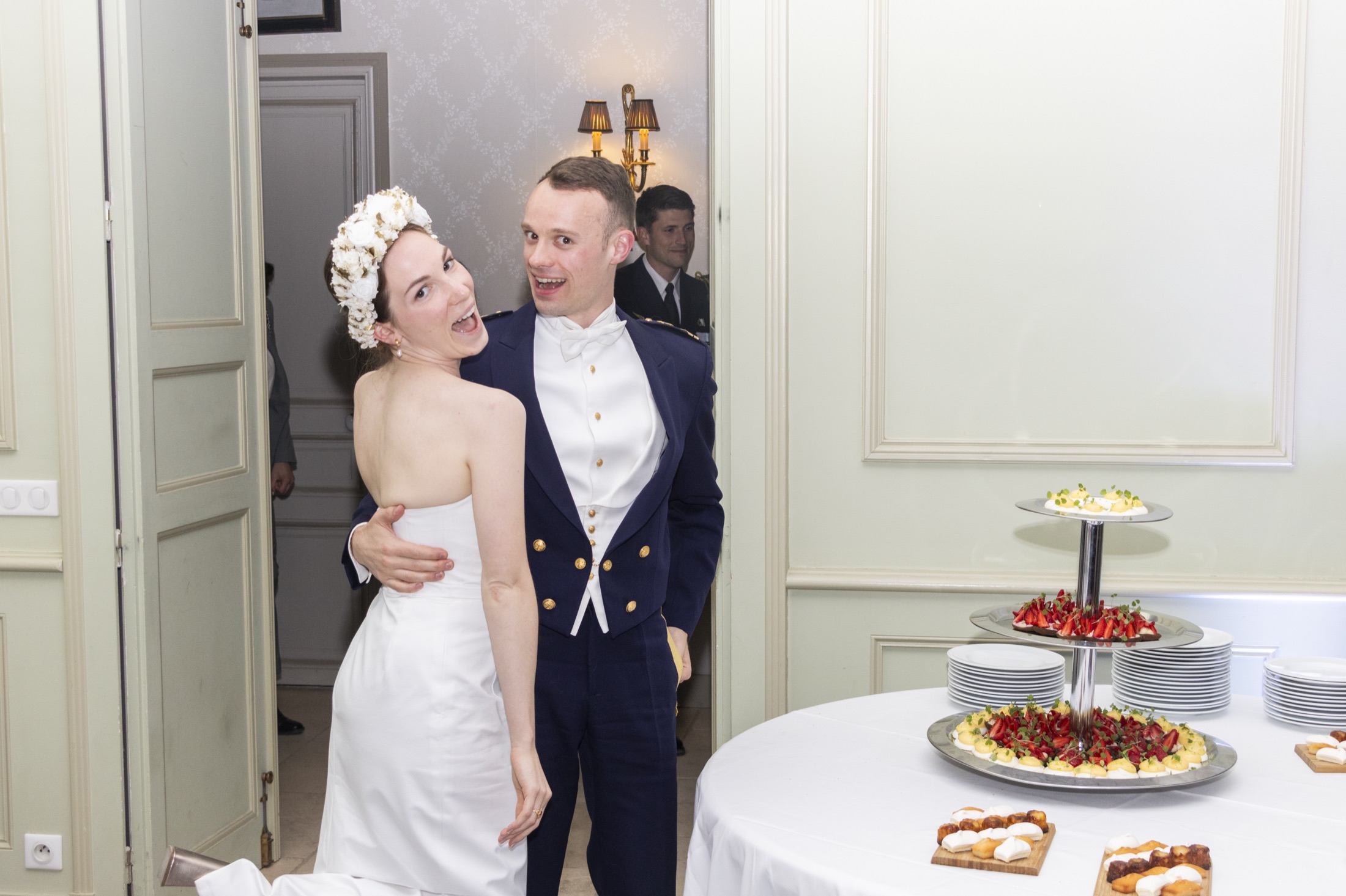 Les mariés rient près du buffet de desserts