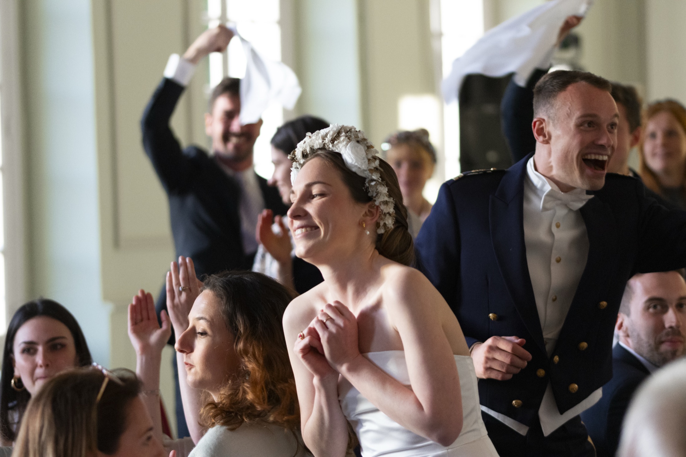Les mariés dansent au milieu des invités