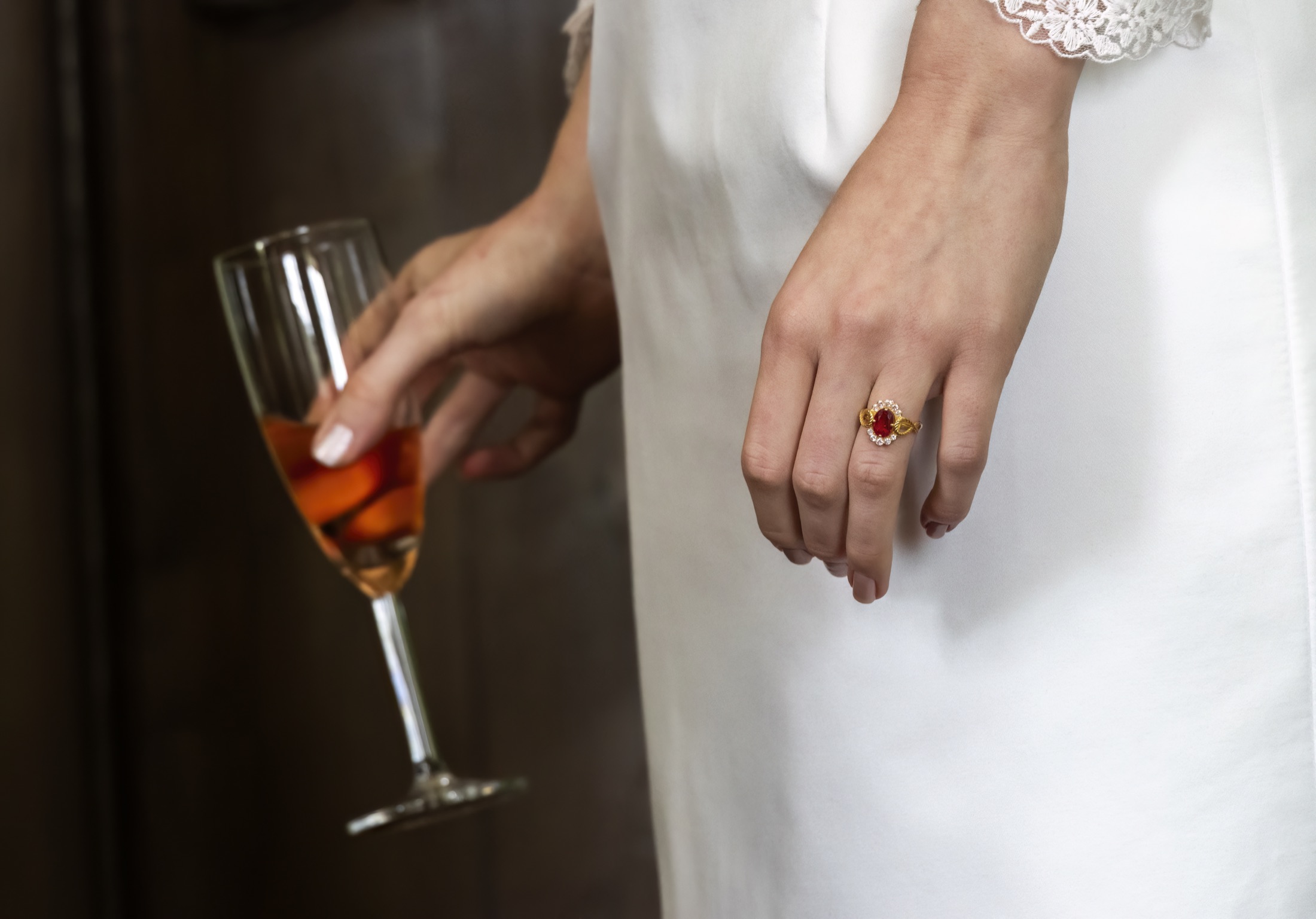La bague et une coupe de champagne