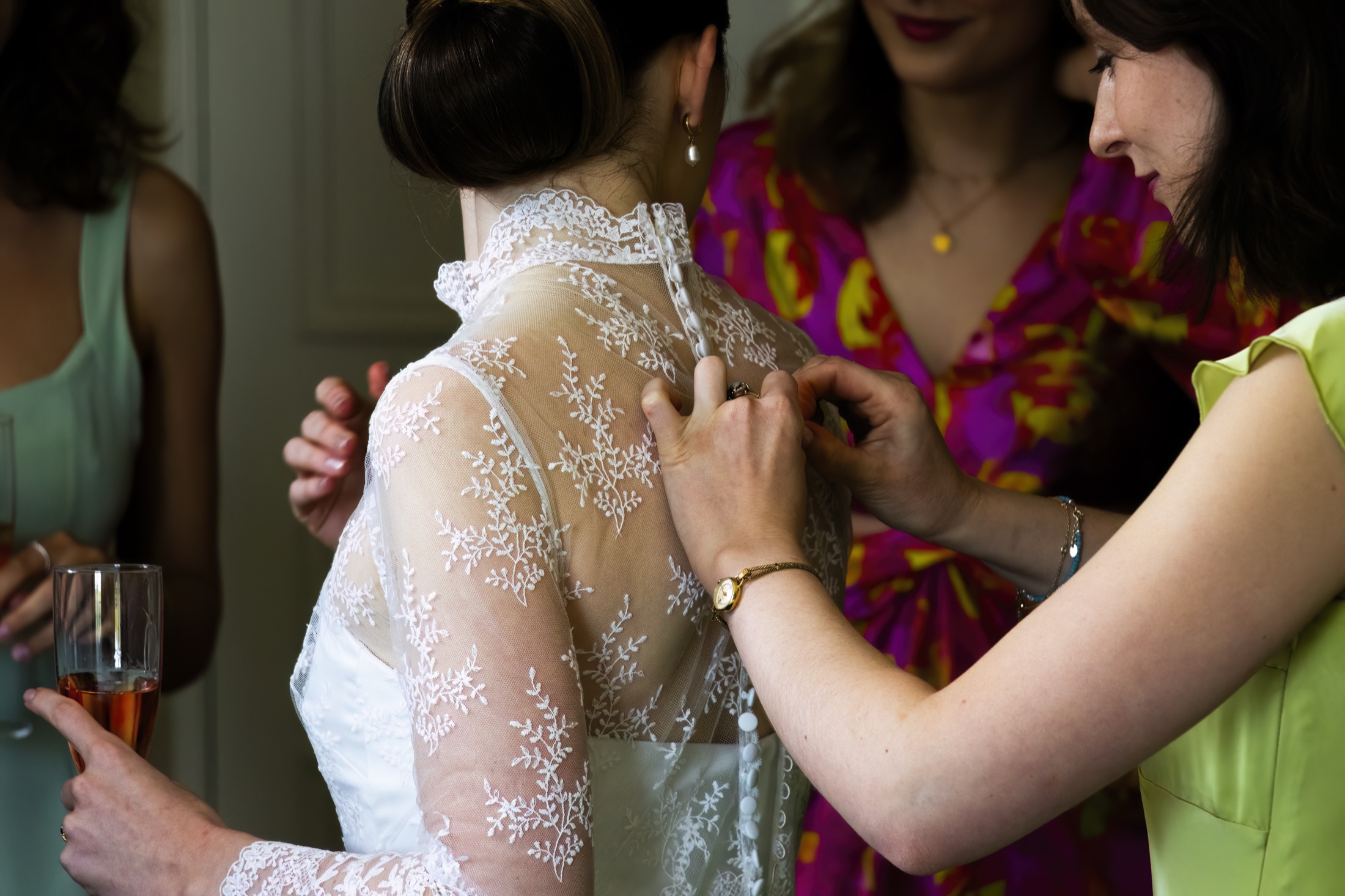 On boutonne la robe en dentelle