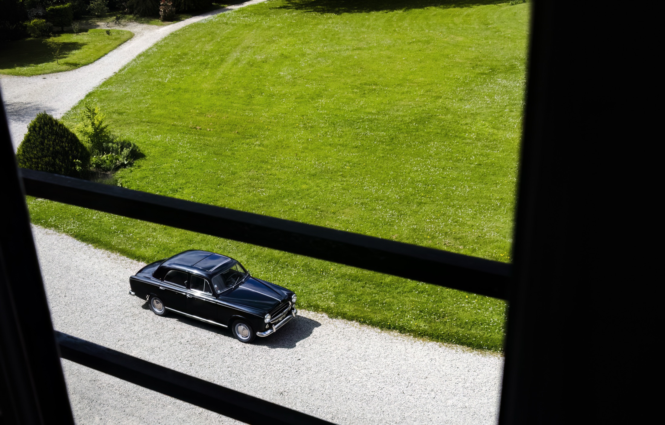 La voiture ancienne vue depuis une fenêtre du château