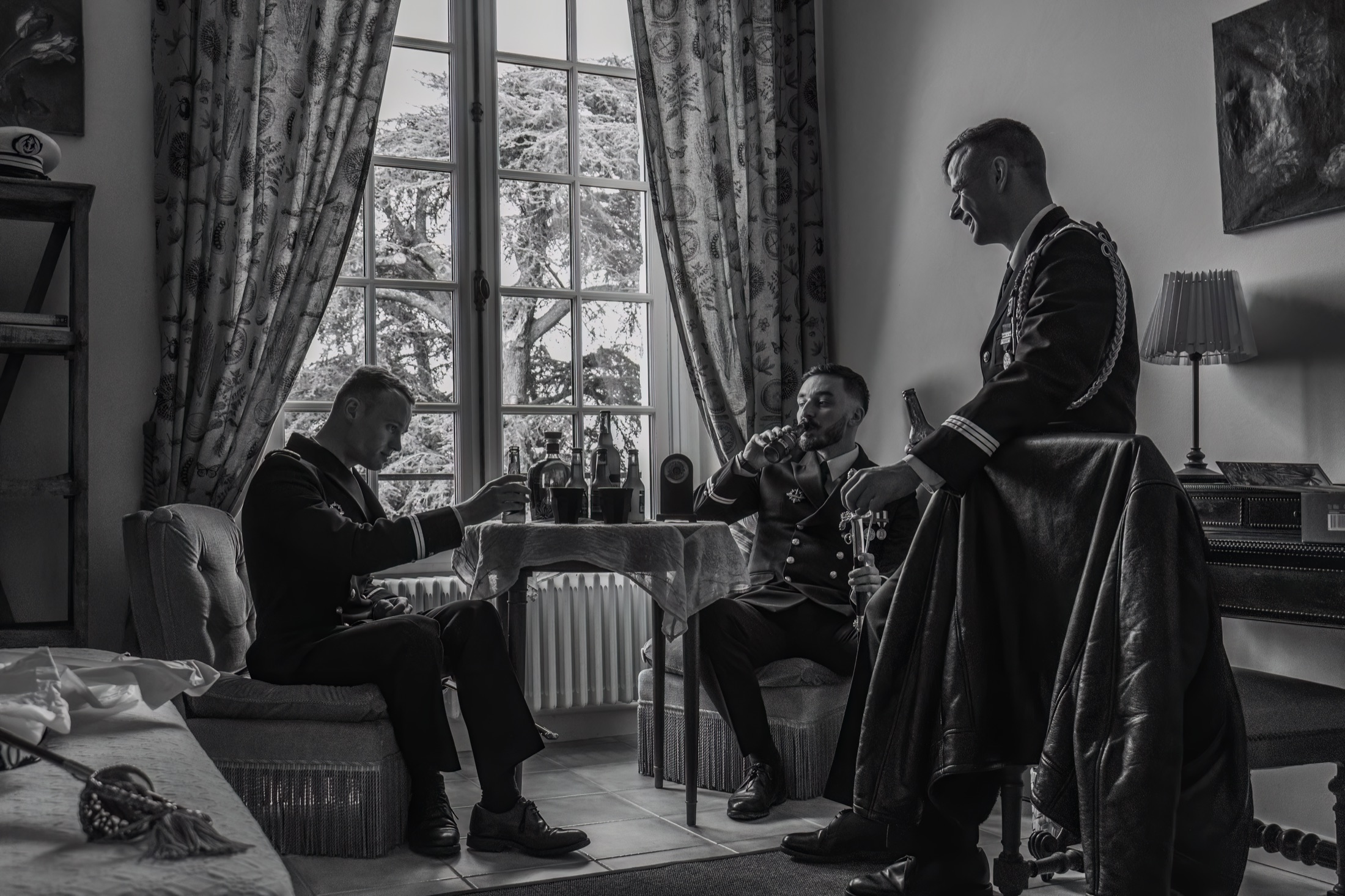 Le marié et ses témoins dans le salon, noir et blanc